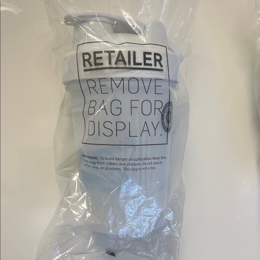 NWT. GENUINE BlenderBottle .To mix protein shakes, drinks, etc.